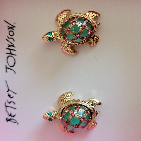 Betsey Johnson Turtle Earrings - Picture 2 of 4